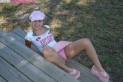 Студентка с косичками в розовых трусах между ног